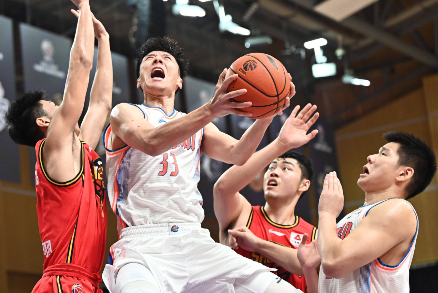 猛龙队客场作战,勇往直前争取胜利 猛龙队客场作战,勇往直前争取胜利