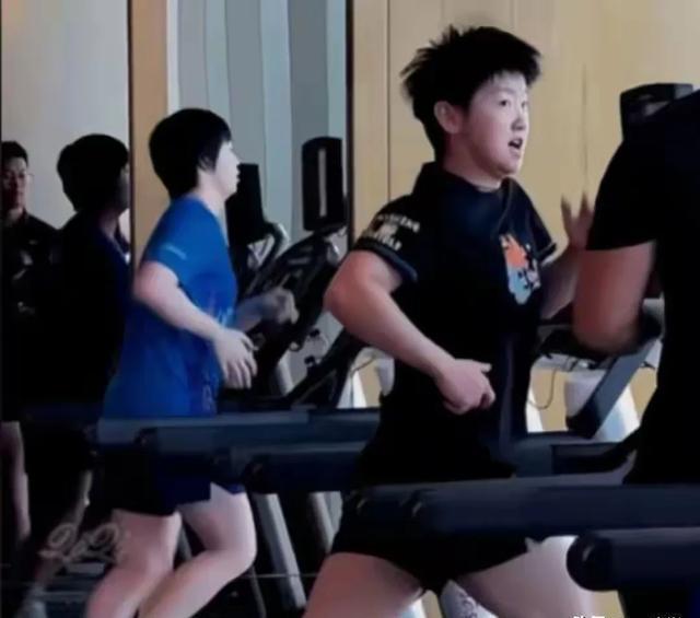 包含备战下一场比赛的瑞典队正紧张训练的词条