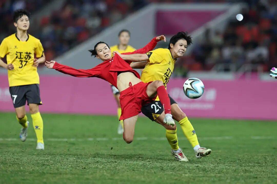 包含击败强者：女足比赛奋勇争先的词条