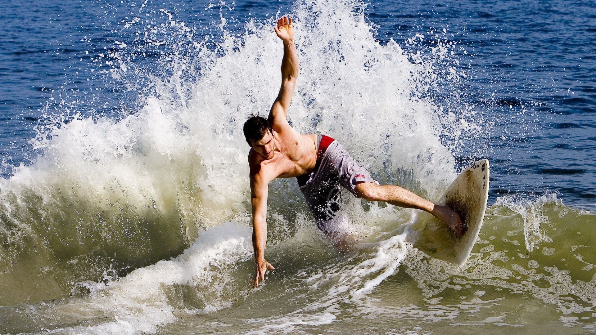 老鹰展翅撕裂撕裂之城，约基奇无解统治锁定胜局