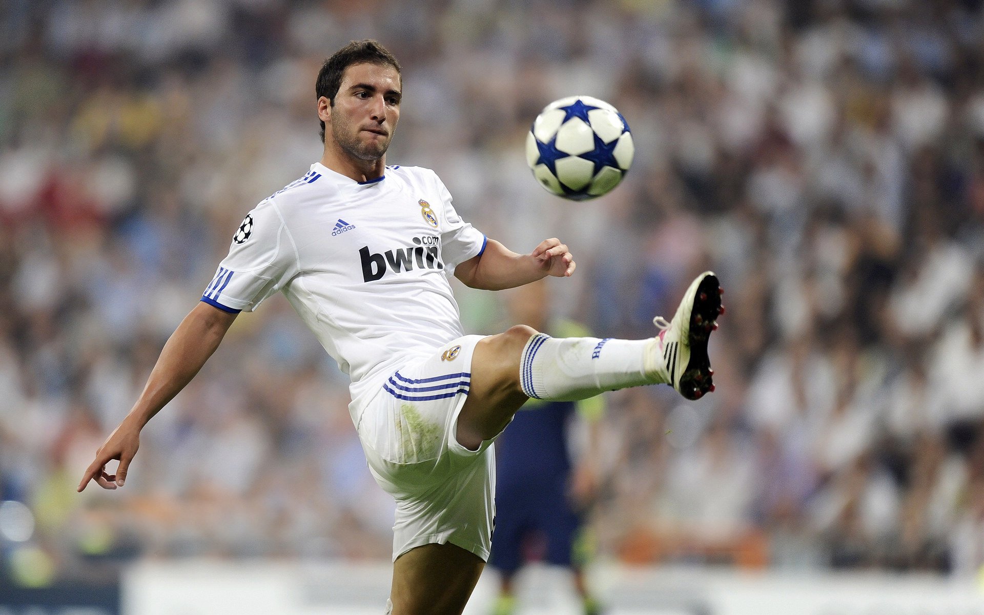 李刚仁闪耀情歌球场，黄潜关键战突围曼联锁定出线权